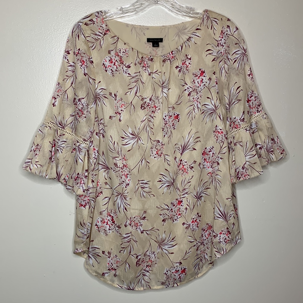 Ann Taylor Blouse Cream & Purple Floral Pleated Bell Sleeves Scoop Neck Small